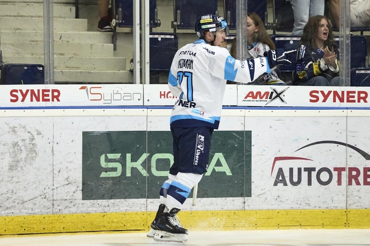 Adam Najman oslavil své první dva góly v sezoně před domácími fanoušky, foto: www.hcbilitygri.cz